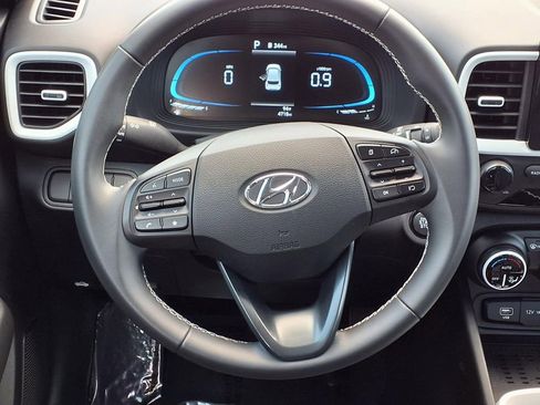 Used 2025 Hyundai Venue Limited FWD image 20