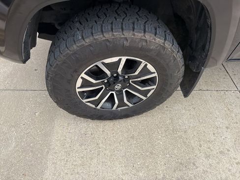 Used 2022 Toyota Tacoma TRD Sport image 12