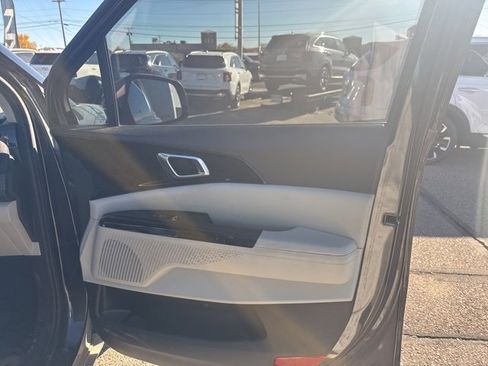 Used 2023 Kia Carnival EX image 7