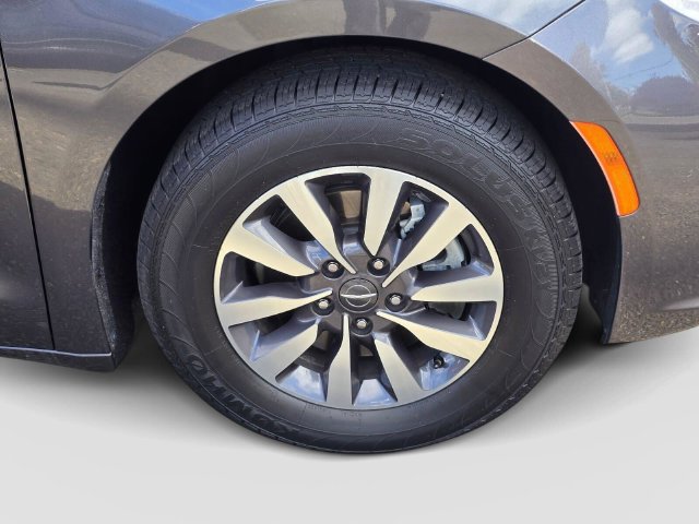 Used 2022 Chrysler Pacifica Touring-L FWD image 9