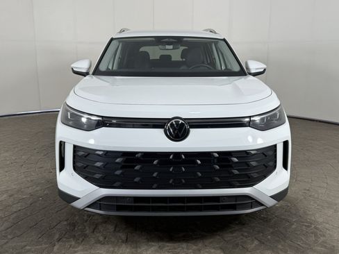 Used 2026 Volkswagen Tiguan SE FWD image 2