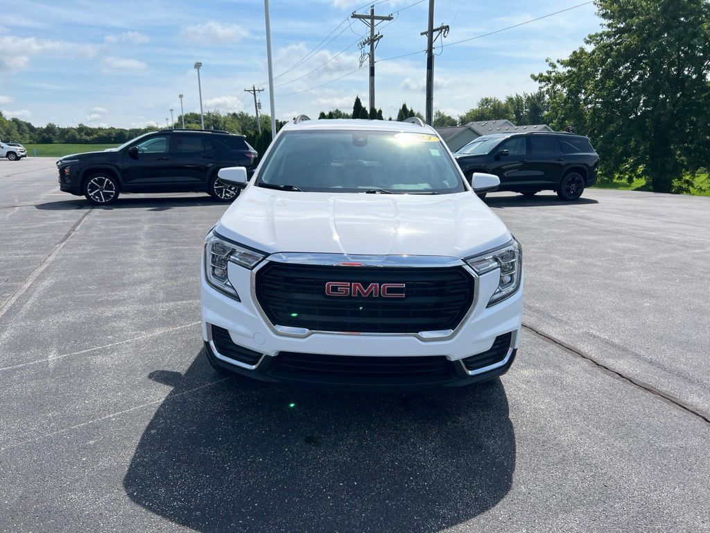 Used 2023 GMC Terrain SLE w/ Driver Convenience Package FWD image 2