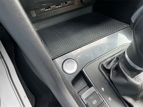Used 2019 Volkswagen Tiguan SE w/ Panoramic Sunroof Package image 16