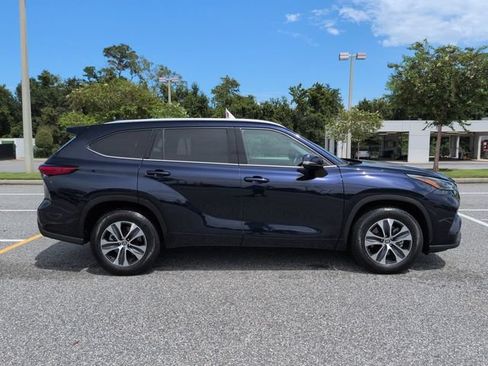 Used 2022 Toyota Highlander XLE FWD image 3