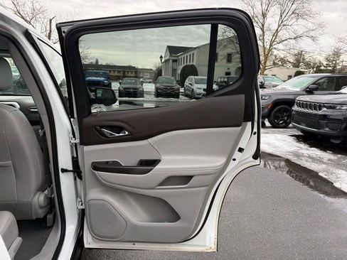 Used 2023 GMC Acadia SLT image 27