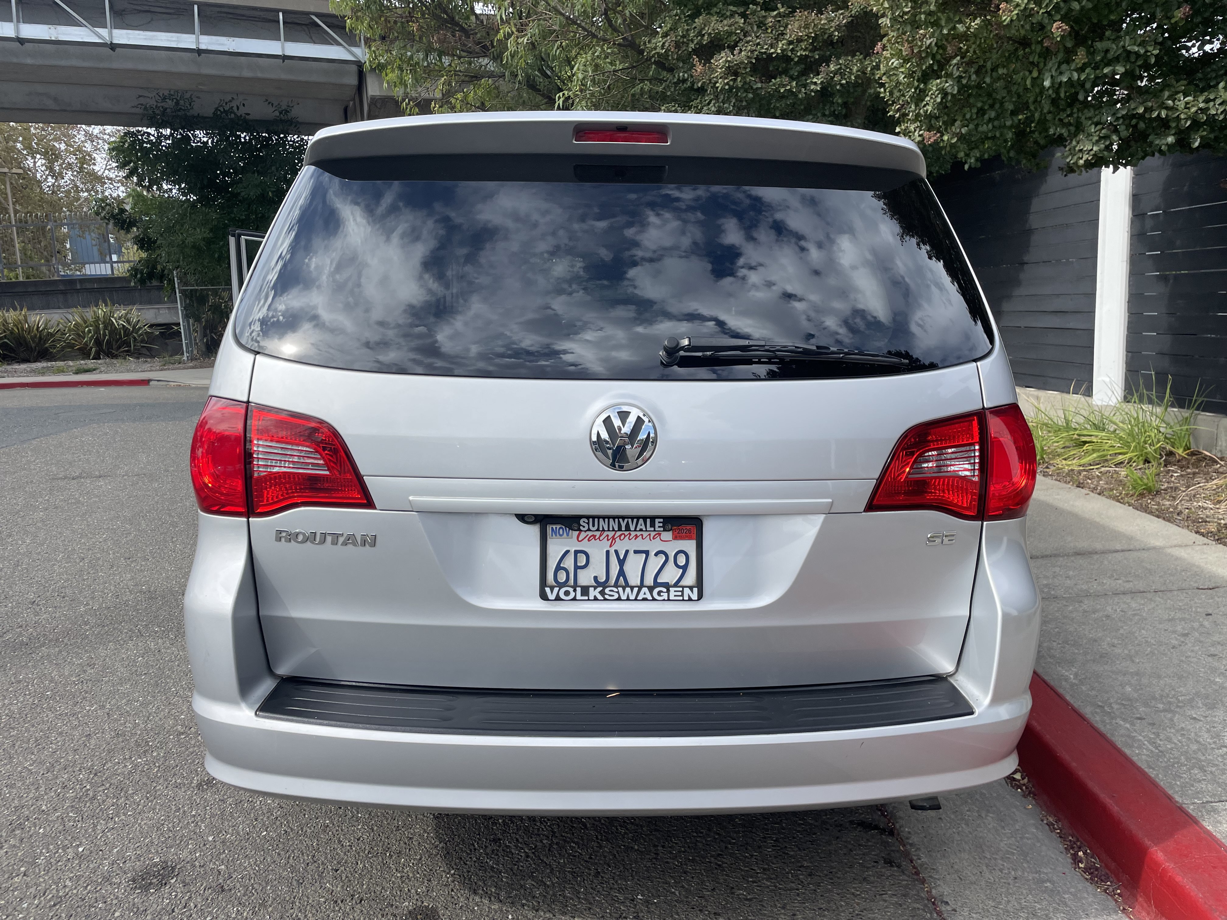 Used 2010 Volkswagen Routan SE FWD image 7