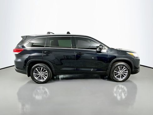 Used 2017 Toyota Highlander XLE AWD/4WD image 9