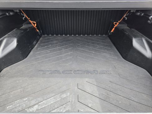 Used 2017 Toyota Tacoma TRD Sport AWD/4WD image 45