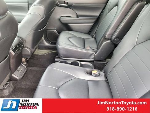 Used 2025 Toyota Highlander XLE AWD/4WD image 30