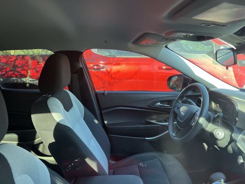 Used 2024 Chevrolet Trax LS w/ LS Convenience Package FWD image 5