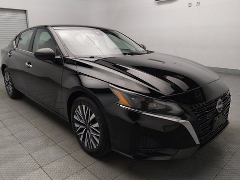 Used 2024 Nissan Altima 2.5 SV FWD image 13