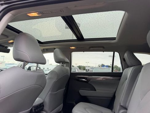 Used 2023 Toyota Highlander Platinum AWD/4WD image 11