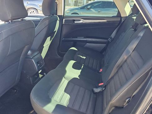 Used 2018 Ford Fusion SE w/ Fusion SE Technology Package FWD image 12