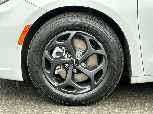 Used 2022 Chrysler Pacifica Touring-L w/ Uconnect Theater Family Group FWD image 36
