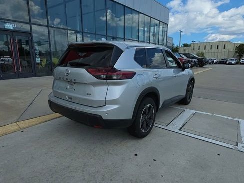 Used 2024 Nissan Rogue SV FWD image 4