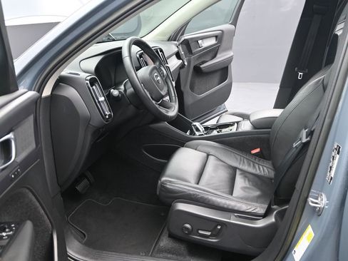 Used 2023 Volvo XC40 B4 Plus image 18