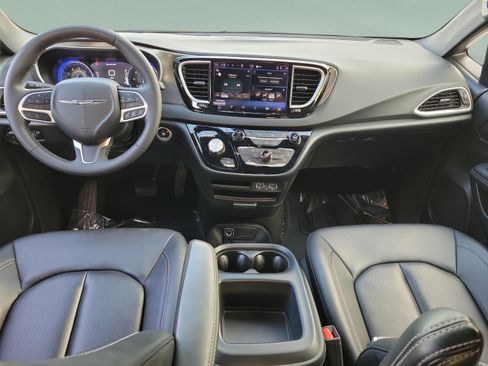 Used 2025 Chrysler Pacifica Select FWD image 11