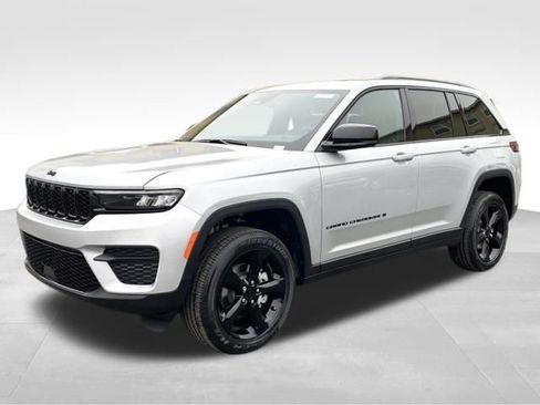 New 2025 Jeep Grand Cherokee Altitude image 3