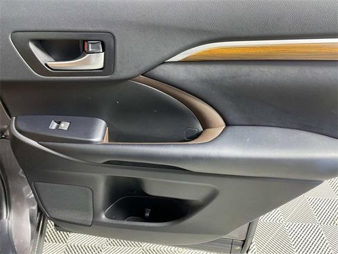 Used 2019 Toyota Highlander Limited Platinum image 29
