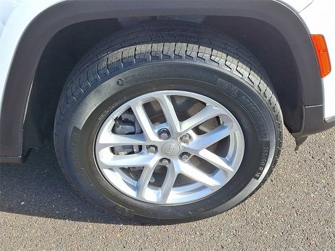 Used 2024 Jeep Grand Cherokee L Laredo image 8