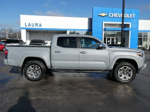 Used 2019 Toyota Tacoma Limited image 4