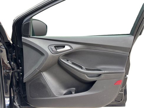 Used 2018 Ford Focus SE w/ SE Appearance Package FWD image 30