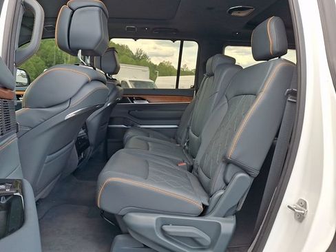 Used 2022 Jeep Grand Wagoneer Series III w/ Flexible Seating Group AWD/4WD image 10