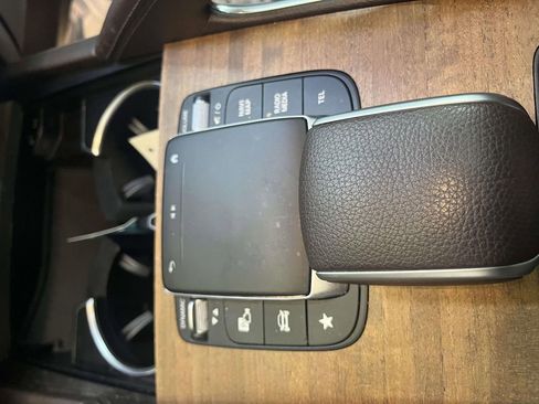 Used 2022 Mercedes-Benz GLE 350 4MATIC w/ Premium Package image 18