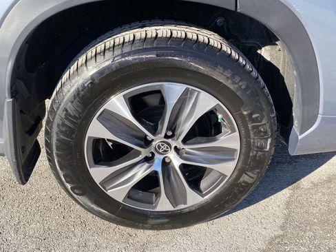Used 2021 Toyota Highlander XLE image 18
