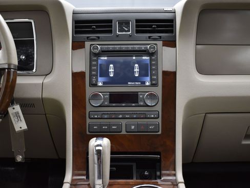 Used 2014 Lincoln Navigator 2WD image 16