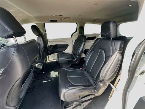 Used 2022 Chrysler Pacifica Touring-L AWD/4WD image 24