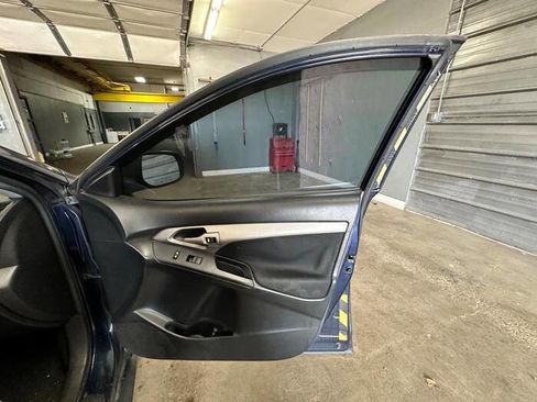 Used 2010 Pontiac Vibe w/ Preferred Package FWD image 32