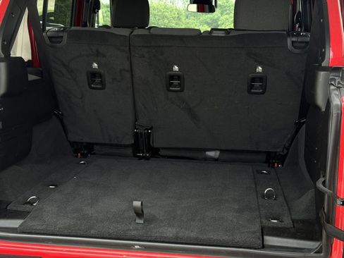Used 2025 Jeep Wrangler Unlimited Rubicon AWD/4WD image 27