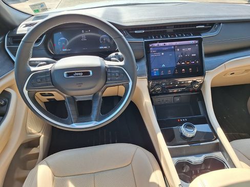 Used 2025 Jeep Grand Cherokee L Limited w/ Luxury Tech Group II RWD image 11