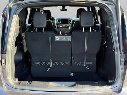 Used 2020 Chrysler Pacifica Touring-L image 9