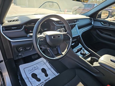 Used 2025 Jeep Grand Cherokee Laredo X w/ Trailer Tow Package image 16