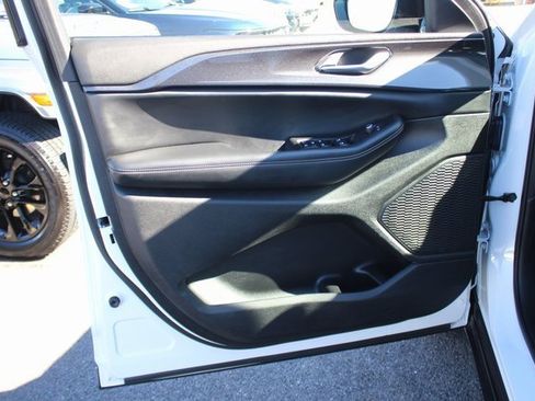 Used 2023 Jeep Grand Cherokee Altitude image 18