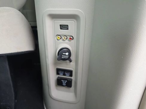 Used 2015 Chrysler Town & Country Touring w/ Driver Convenience Group FWD image 33