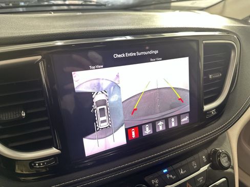 Used 2022 Chrysler Pacifica Limited FWD image 16