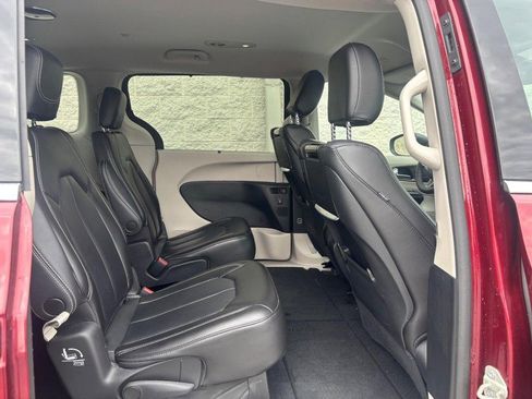 Used 2023 Chrysler Pacifica Touring-L w/ Uconnect Theater Family Group AWD/4WD image 12