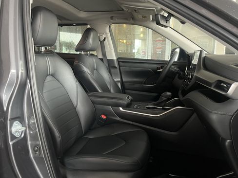 Used 2024 Toyota Highlander XLE FWD image 31