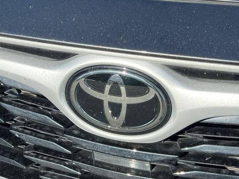 Used 2023 Toyota Highlander XLE AWD/4WD image 13