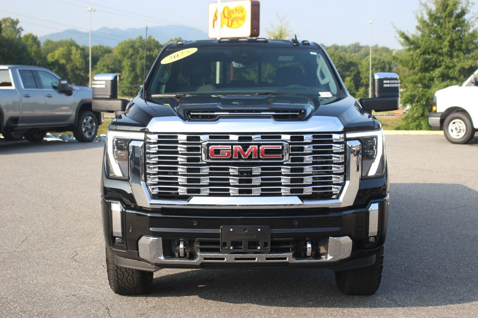 Used 2025 GMC Sierra 2500 Denali w/ Denali Reserve Package AWD/4WD image 2