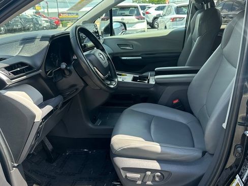 Used 2021 Toyota Sienna XLE w/ XLE Plus Package FWD image 11