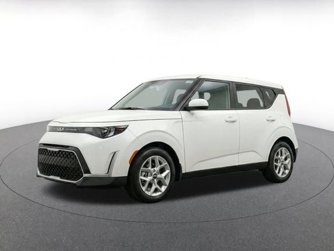 Used 2025 Kia Soul LX w/ LX Technology Package FWD image 3