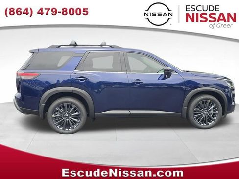 New 2026 Nissan Pathfinder SL w/ SL Premium Package AWD/4WD image 2