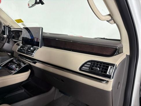 Used 2022 Lincoln Navigator Reserve AWD/4WD image 17