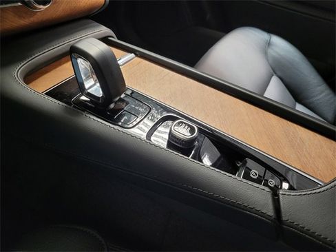 Certified 2025 Volvo XC90 B6 Plus image 34