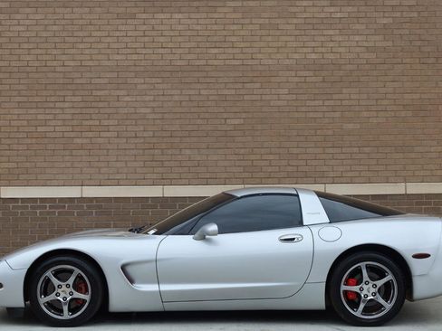 Used 2000 Chevrolet Corvette Coupe w/ Memory Pkg RWD image 2