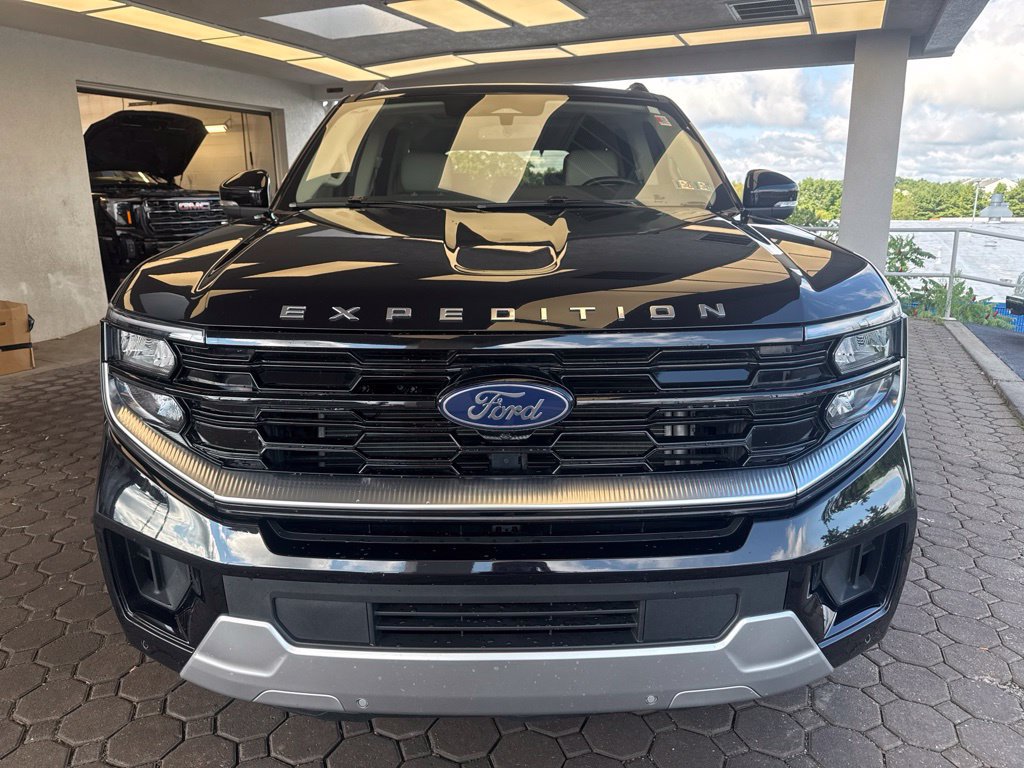 Certified 2025 Ford Expedition Platinum w/ Driver's Package AWD/4WD image 2